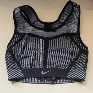 Nike FE/NOM Flynit Sports Bra